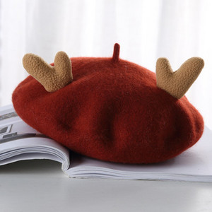 Női beret karácsonyi motívumokkal