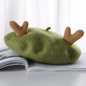 Női beret karácsonyi motívumokkal