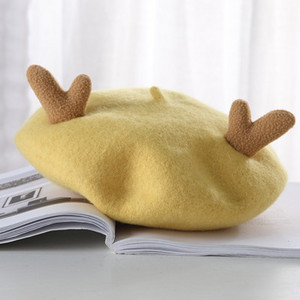 Női beret karácsonyi motívumokkal