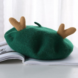 Női beret karácsonyi motívumokkal