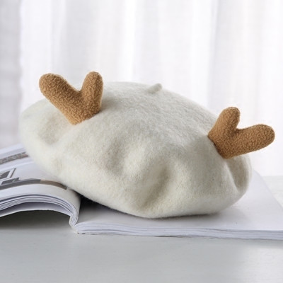 Női beret karácsonyi motívumokkal