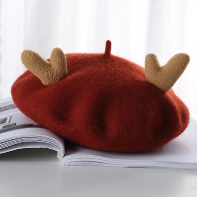 Női beret karácsonyi motívumokkal