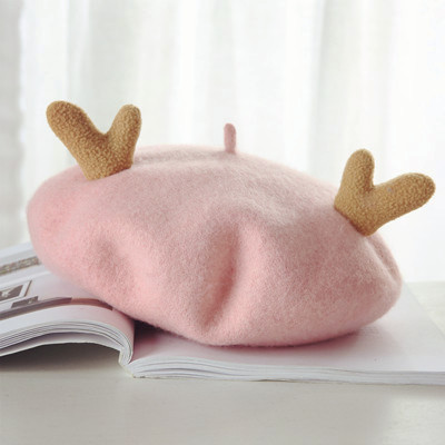 Női beret karácsonyi motívumokkal