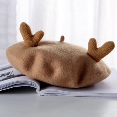 Női beret karácsonyi motívumokkal