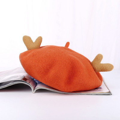 Női beret karácsonyi motívumokkal