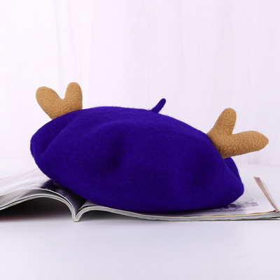 Női beret karácsonyi motívumokkal