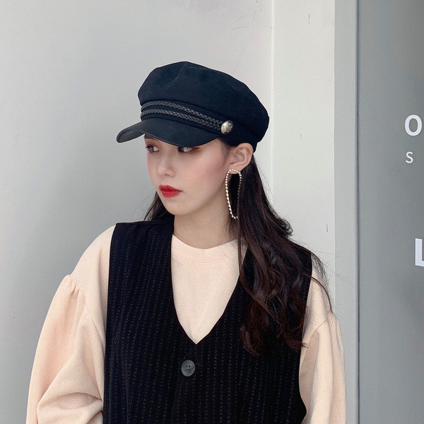 Őszi-téli női sapka napellenzővel, fekete színben