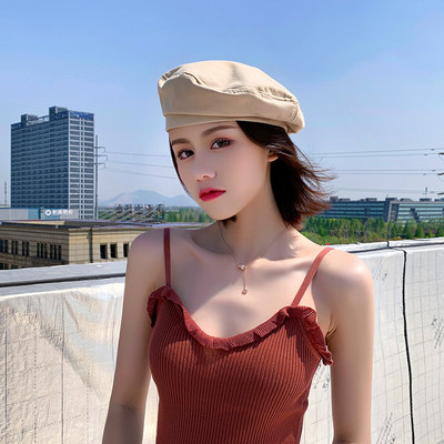 Καθημερινή γυναίκα μπερέ σε δύο μοντέλα