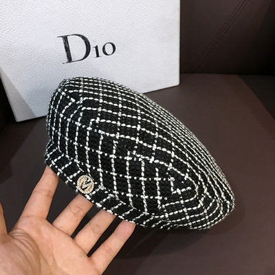 Modern női sapka fém elemes berettel