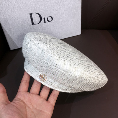 Modern női sapka fém elemes berettel