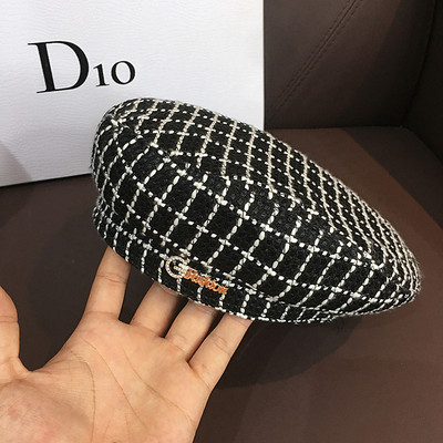 Modern női sapka fém elemes berettel