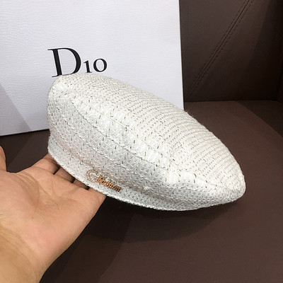 Modern női sapka fém elemes berettel