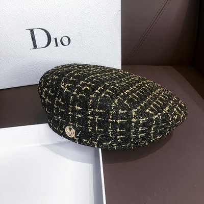 Modern női sapka fém elemes berettel