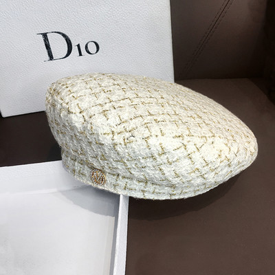 Modern női sapka fém elemes berettel