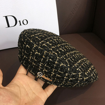 Modern női sapka fém elemes berettel