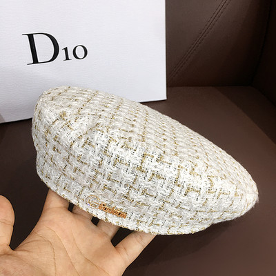 Modern női sapka fém elemes berettel