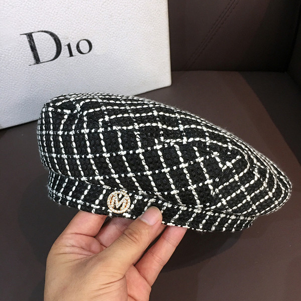 Modern női sapka fém elemes berettel