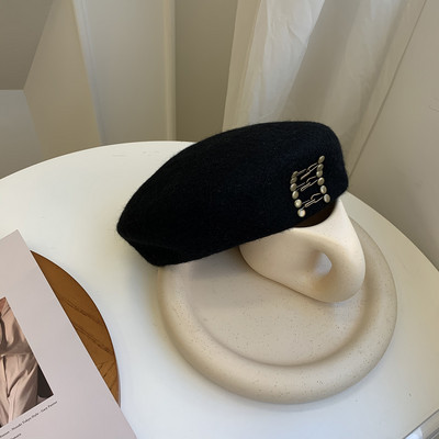Női beret fekete színben, fém díszítéssel