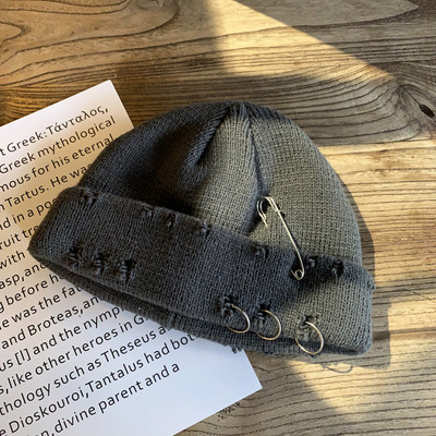 Női téli sapka szakadt elemmel