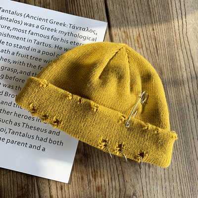 Női téli sapka szakadt elemmel