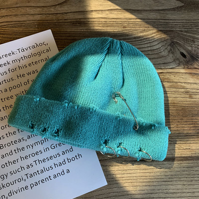 Női téli sapka szakadt elemmel