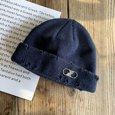 Női téli sapka szakadt elemmel