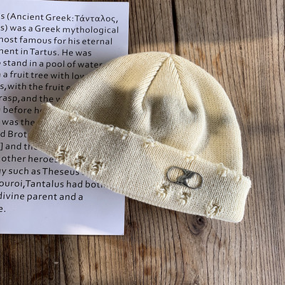 Női téli sapka szakadt elemmel