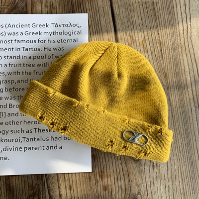 Női téli sapka szakadt elemmel