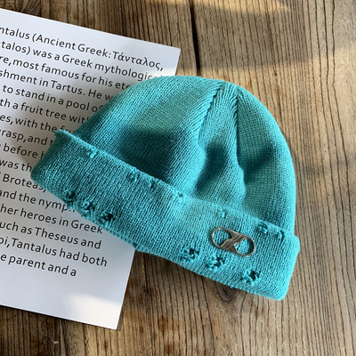 Női téli sapka szakadt elemmel