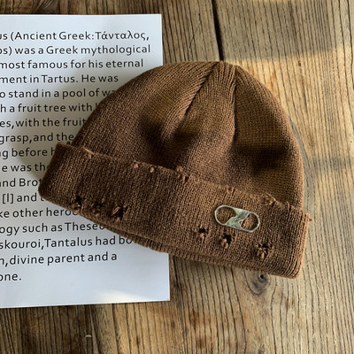 Női téli sapka szakadt elemmel