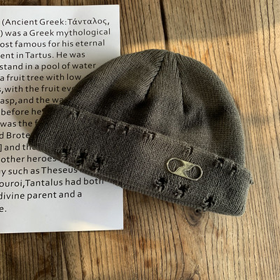 Női téli sapka szakadt elemmel