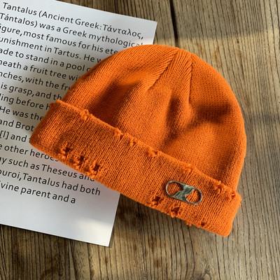 Női téli sapka szakadt elemmel