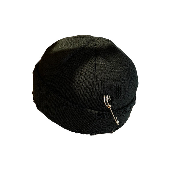 Női téli sapka szakadt elemmel