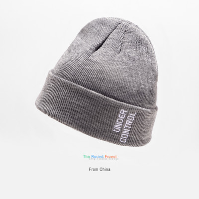 Női téli sapka hímzéssel - több modell