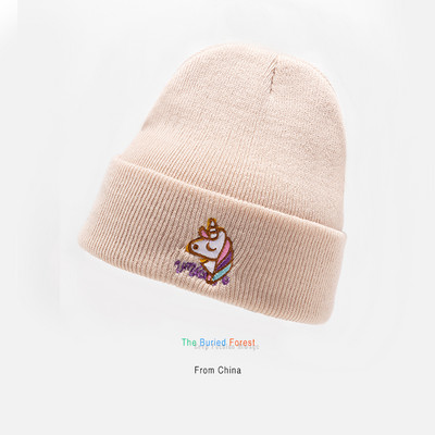 Női téli sapka hímzéssel - több modell