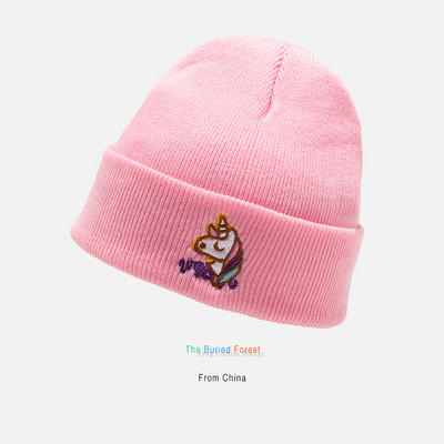 Női téli sapka hímzéssel - több modell