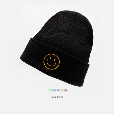 Női téli sapka hímzéssel - több modell