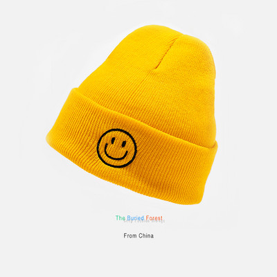 Női téli sapka hímzéssel - több modell