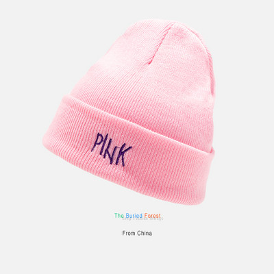 Női téli sapka hímzéssel - több modell