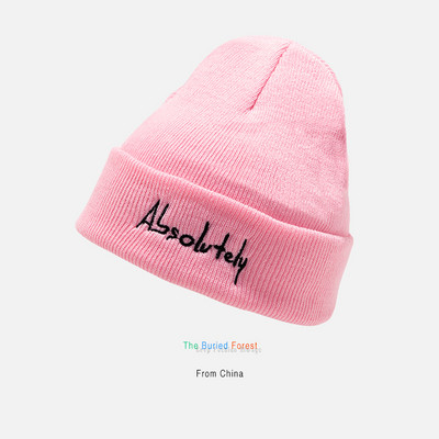 Női téli sapka hímzéssel - több modell