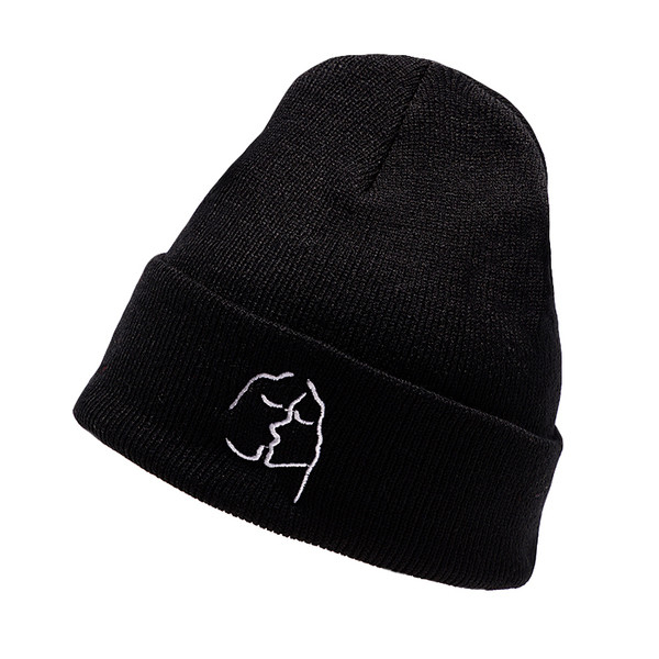 Női téli sapka hímzéssel - több modell