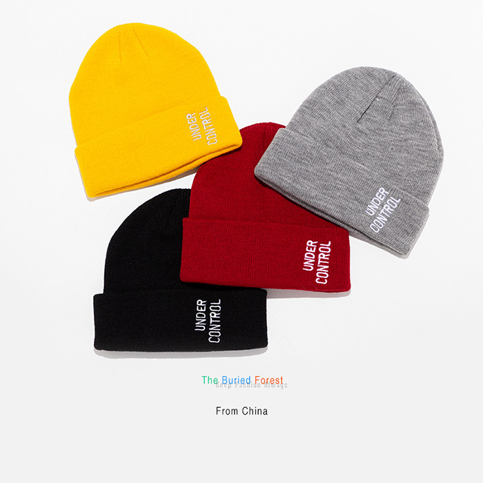 Női téli sapka hímzéssel - több modell