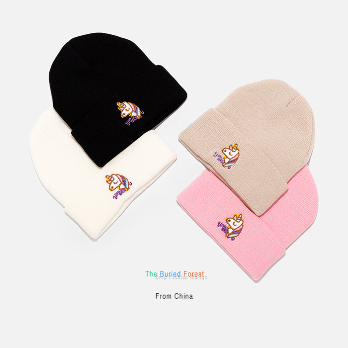 Női téli sapka hímzéssel - több modell