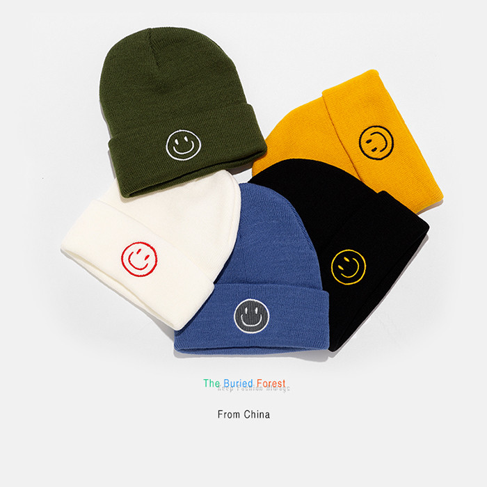 Női téli sapka hímzéssel - több modell