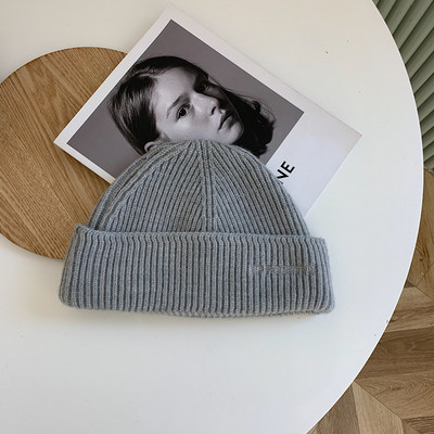 Πλεκτό γυναικείο καπέλο με επιγραφή