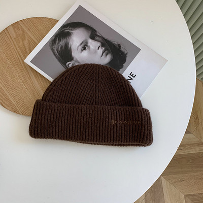 Πλεκτό γυναικείο καπέλο με επιγραφή