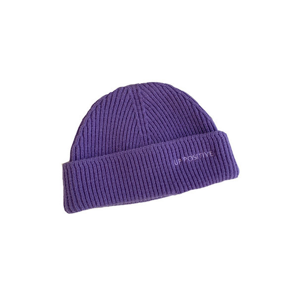 Kötött női sapka felirattal