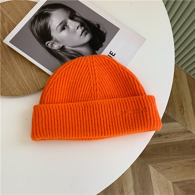 Kötött női sapka felirattal