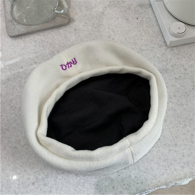 Női gyapjú barett hímzéssel