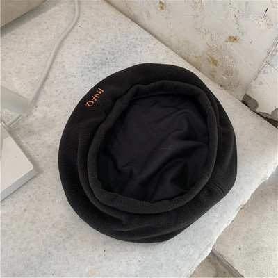 Női gyapjú barett hímzéssel